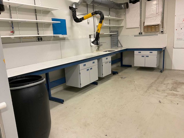 Werktafel, diverse kasten, afzuiginstallatie - afbeelding 12 van  22