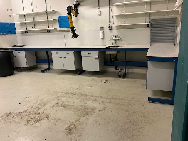 Werktafel, diverse kasten, afzuiginstallatie - afbeelding 16 van  22