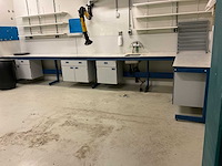 Werktafel, diverse kasten, afzuiginstallatie - afbeelding 16 van  22