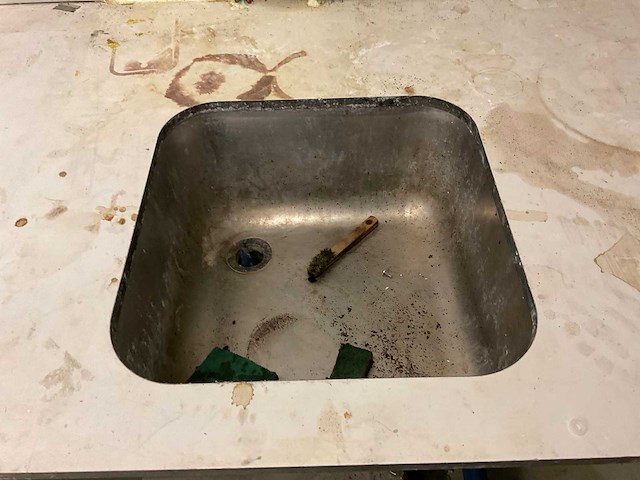 Werktafel, diverse kasten, afzuiginstallatie - afbeelding 18 van  22