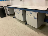 Werktafel, diverse kasten, afzuiginstallatie - afbeelding 20 van  22