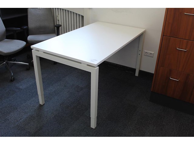 Werktafel in hoogte verstelbaar. afmeting 140 x 80 cm. - afbeelding 1 van  2