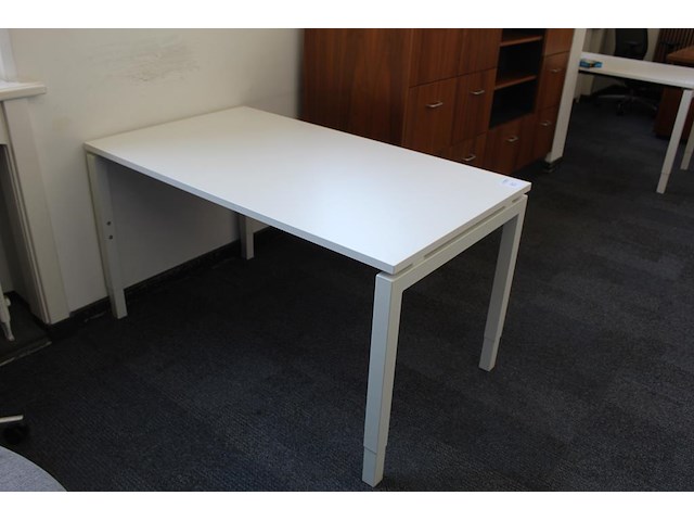 Werktafel in hoogte verstelbaar. afmeting 140 x 80 cm. - afbeelding 2 van  2