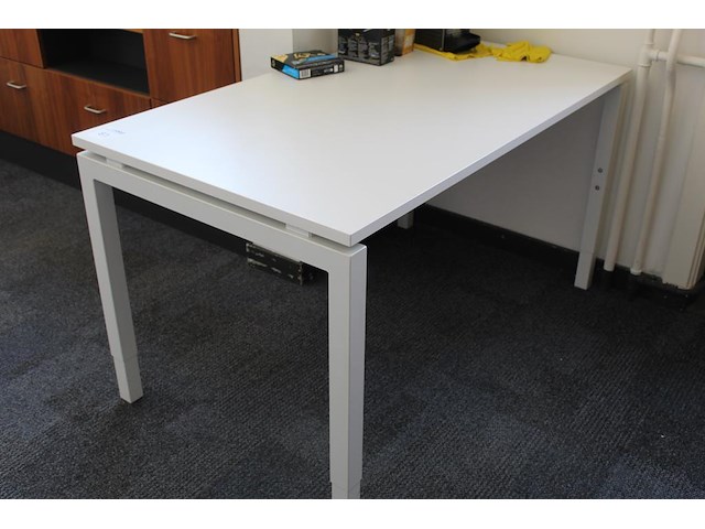 Werktafel in hoogte verstelbaar. afmeting 140 x 80 cm. - afbeelding 2 van  2