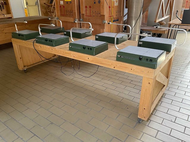 Werktafel met 8x proxxon hete draadsnijmachine - afbeelding 1 van  7