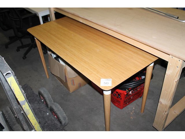 Werktafel met afmeting 140 x 65 x 73 cm. - afbeelding 1 van  2