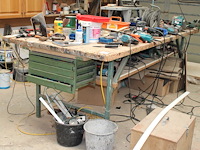 Werktafel met bankschroef, ladekast en onderplateau. afmeting 297 x 118 x 91 cm. let op: exclusief producte... - afbeelding 1 van  2