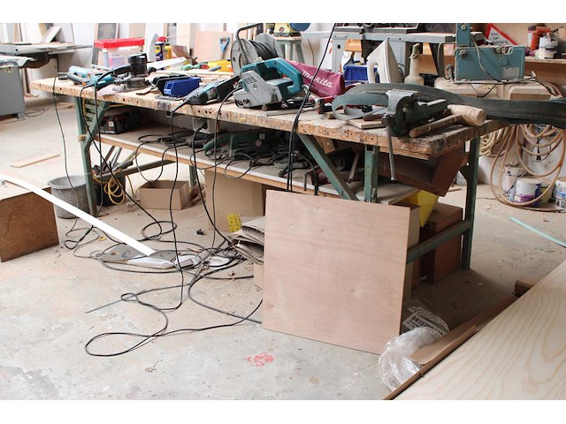 Werktafel met bankschroef, ladekast en onderplateau. afmeting 297 x 118 x 91 cm. let op: exclusief producte... - afbeelding 2 van  2