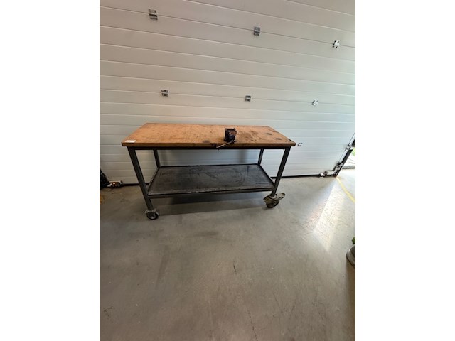 Werktafel met bankschroef , verrijdbaar - afbeelding 3 van  6