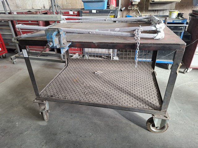 Werktafel met bankschroef - afbeelding 1 van  5