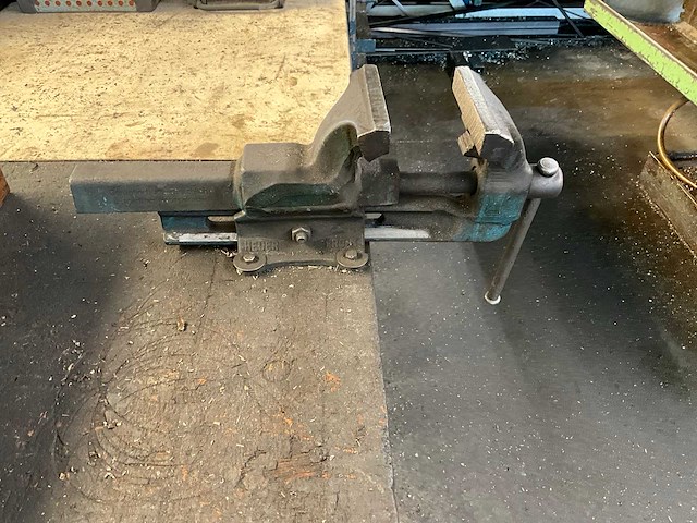 Werktafel met freestoebehoren t.b.v. kavel 4 - afbeelding 9 van  14