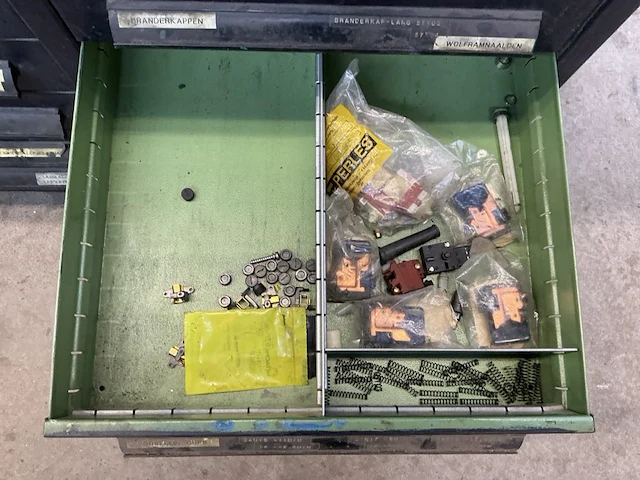 Werktafel met gereedschapskast - afbeelding 18 van  18