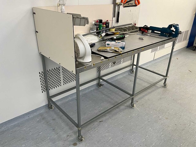 Werktafel met handgereedschap - afbeelding 2 van  10