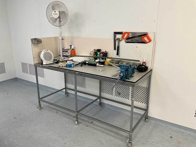 Werktafel met handgereedschap - afbeelding 1 van  10