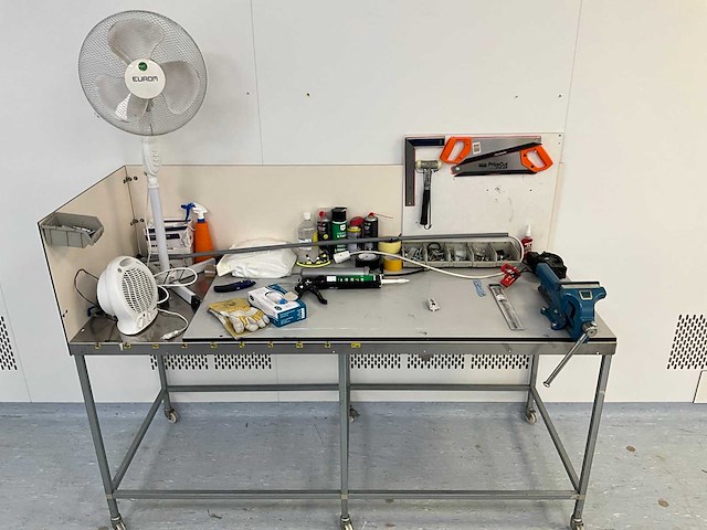 Werktafel met handgereedschap - afbeelding 3 van  10