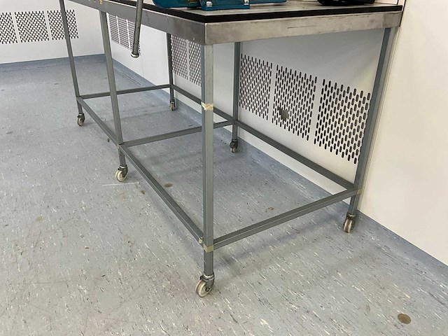 Werktafel met handgereedschap - afbeelding 4 van  10