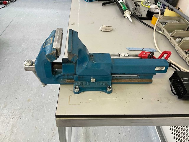 Werktafel met handgereedschap - afbeelding 5 van  10