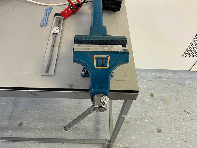 Werktafel met handgereedschap - afbeelding 6 van  10