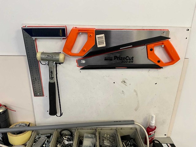Werktafel met handgereedschap - afbeelding 7 van  10