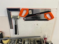 Werktafel met handgereedschap - afbeelding 7 van  10