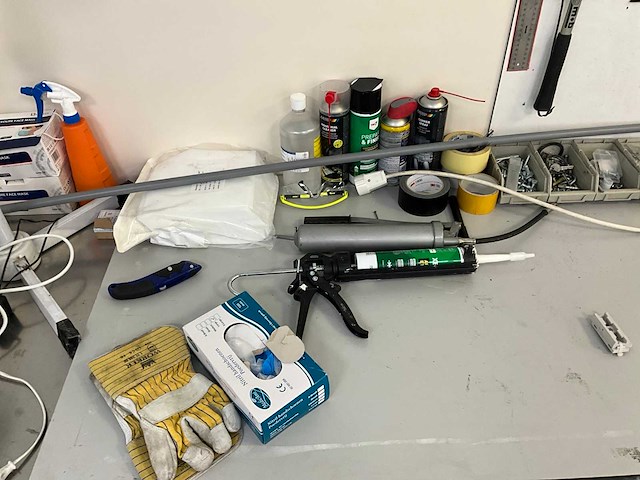 Werktafel met handgereedschap - afbeelding 10 van  10