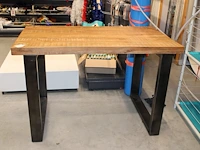 Werktafel met houten blad en metalen onderstel. afmeting 140 x 80 cm. hoogte 90 cm