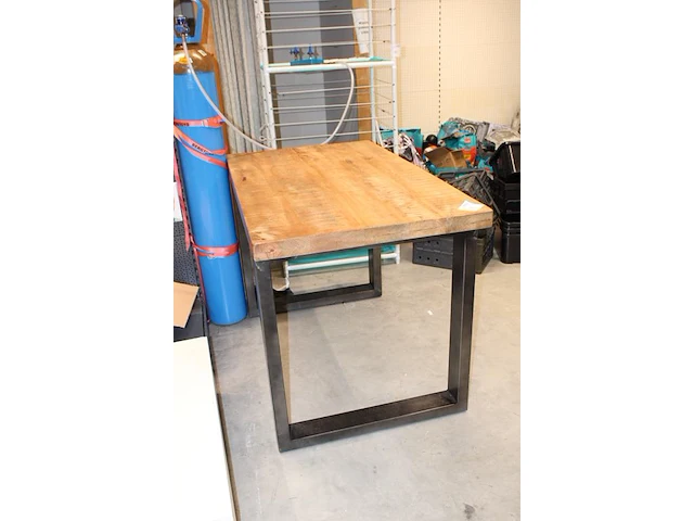Werktafel met houten blad en metalen onderstel. afmeting 140 x 80 cm. hoogte 90 cm - afbeelding 2 van  4