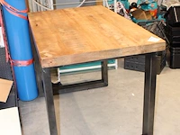 Werktafel met houten blad en metalen onderstel. afmeting 140 x 80 cm. hoogte 90 cm - afbeelding 2 van  4