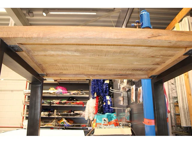 Werktafel met houten blad en metalen onderstel. afmeting 140 x 80 cm. hoogte 90 cm - afbeelding 4 van  4