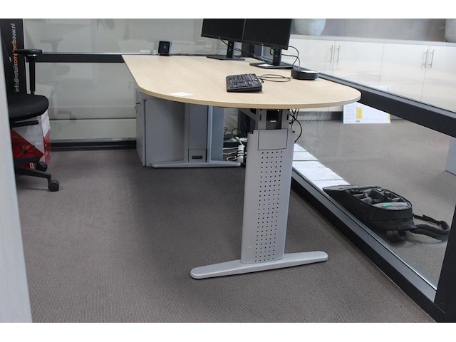 Werktafel met ladekast en afgeronde zijde. afmeting 200 x 100 cm. in hoogte verstelbaar - afbeelding 1 van  4