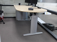 Werktafel met ladekast en afgeronde zijde. afmeting 200 x 100 cm. in hoogte verstelbaar