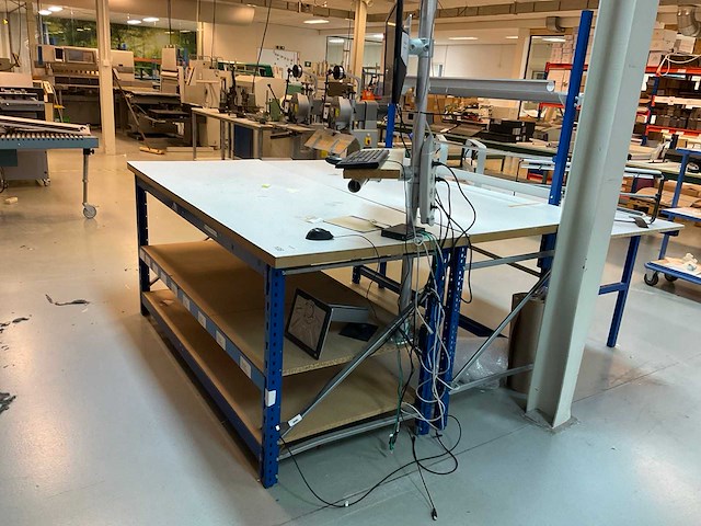 Werktafel met monitor - afbeelding 1 van  4