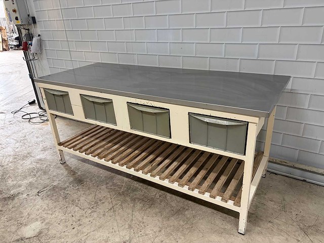 Werktafel met rvs blad en 4 lades en houtenrooster onderschap - afbeelding 1 van  7