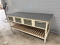 Werktafel met rvs blad en 4 lades en houtenrooster onderschap - afbeelding 1 van  7