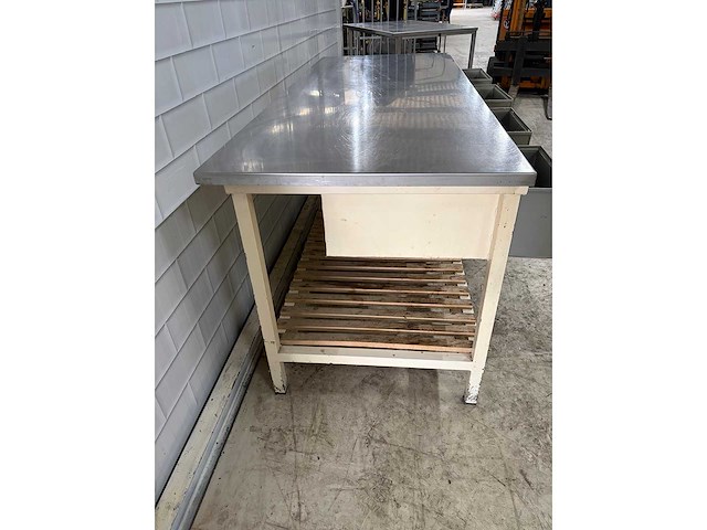 Werktafel met rvs blad en 4 lades en houtenrooster onderschap - afbeelding 3 van  7