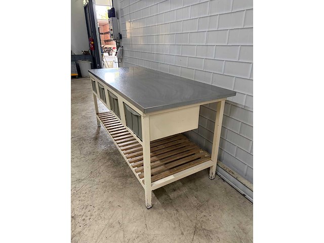 Werktafel met rvs blad en 4 lades en houtenrooster onderschap - afbeelding 4 van  7