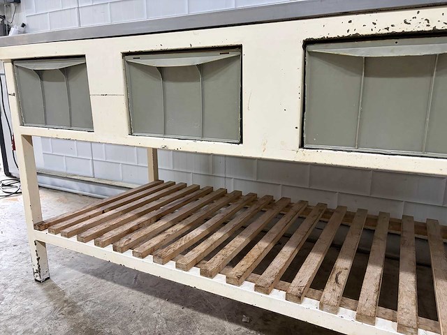 Werktafel met rvs blad en 4 lades en houtenrooster onderschap - afbeelding 6 van  7