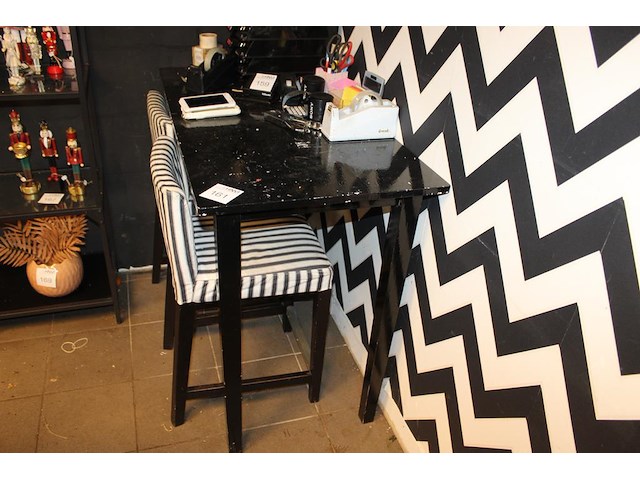 Werktafel met twee krukken. - afbeelding 1 van  2