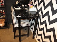 Werktafel met twee krukken. - afbeelding 1 van  2