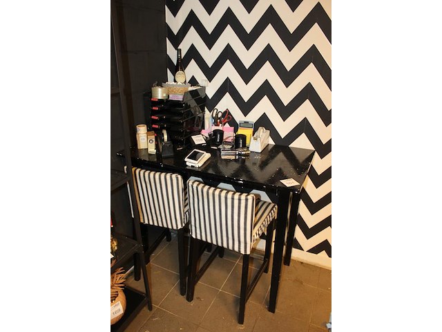 Werktafel met twee krukken. - afbeelding 2 van  2