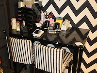 Werktafel met twee krukken. - afbeelding 2 van  2