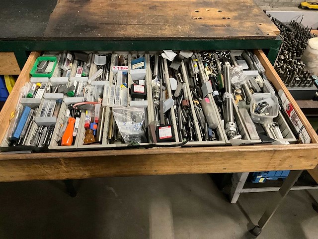 Werktafel met verlichting - afbeelding 2 van  17