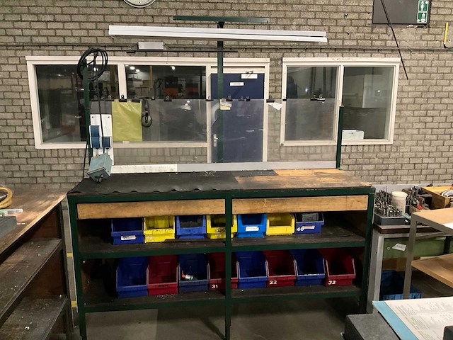 Werktafel met verlichting - afbeelding 1 van  17