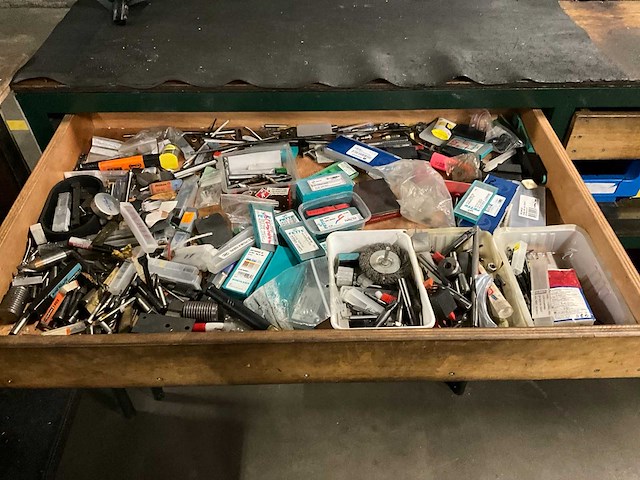 Werktafel met verlichting - afbeelding 14 van  17