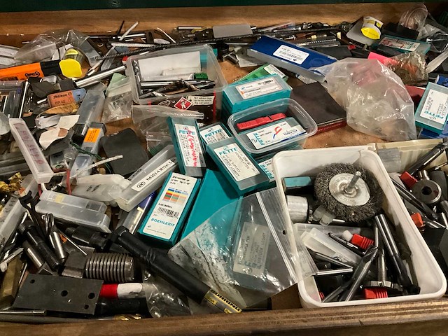 Werktafel met verlichting - afbeelding 16 van  17