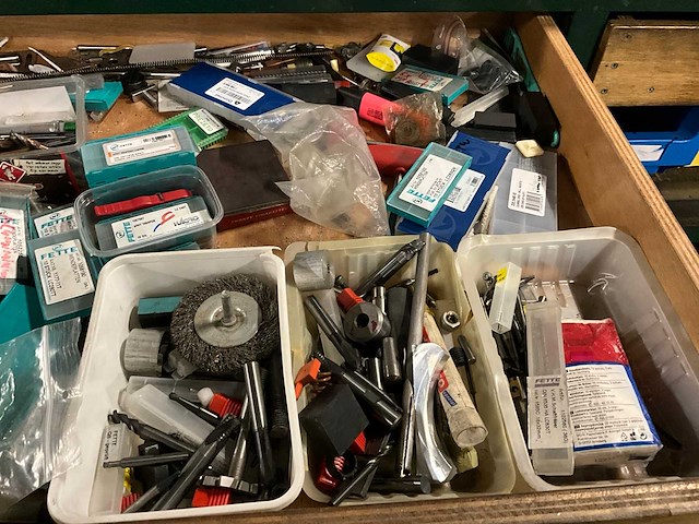 Werktafel met verlichting - afbeelding 17 van  17