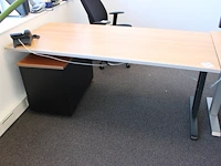 Werktafel met verrijdbare ladekast. afmeting 180 x 80 cm.