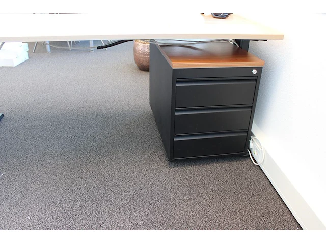Werktafel met verrijdbare ladekast. afmeting 180 x 80 cm. - afbeelding 3 van  4