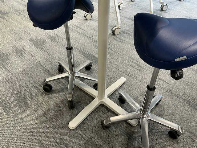 Werktafel met zadelkruk - afbeelding 3 van  5