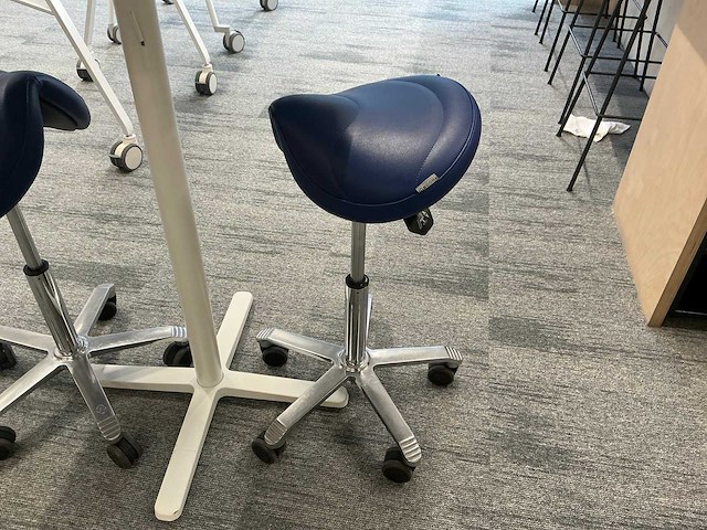 Werktafel met zadelkruk - afbeelding 4 van  5